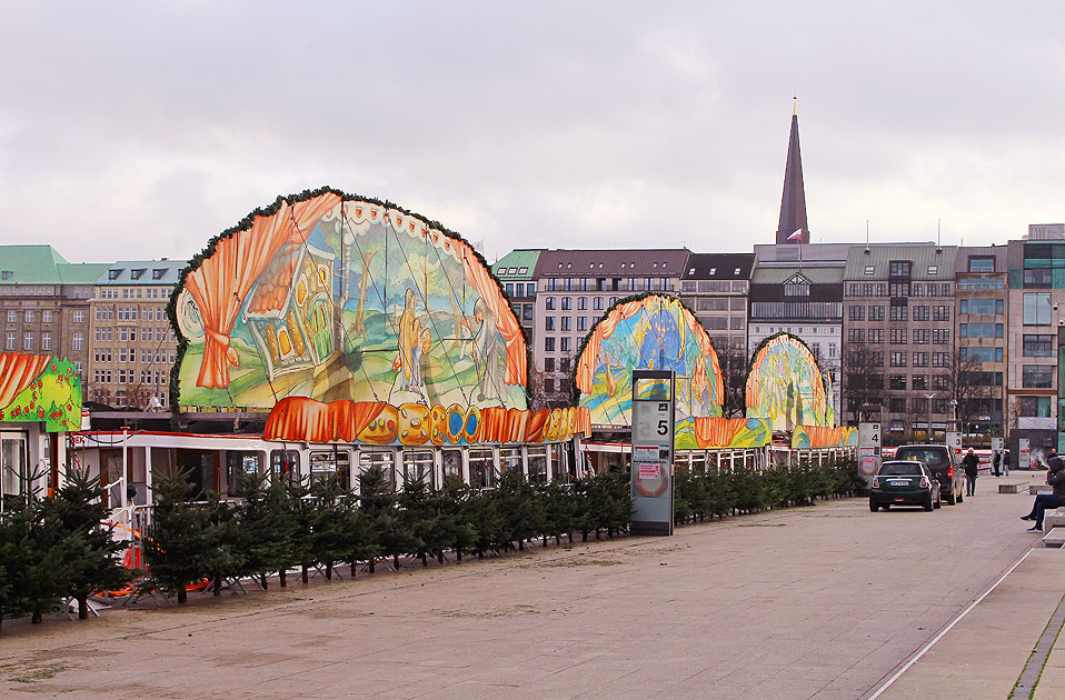 Die Alsterdampfer M&auml;rchenschife am Jungfernstieg in Hamburg