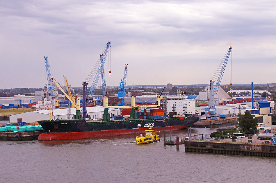 Das HADAG Schiff Grasbrook am Anleger Arningstra&szlig;e