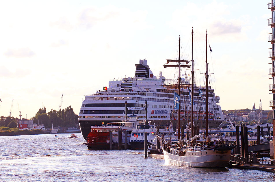 Das Kreuzfahrtschiff Vasco da Gama in Hamburg