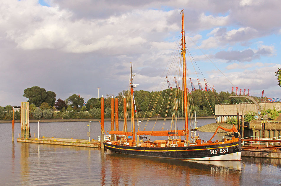 Der Hochseekutter HF 231 Landrath K&uuml;ster in Hamburg-Finkenwerder
