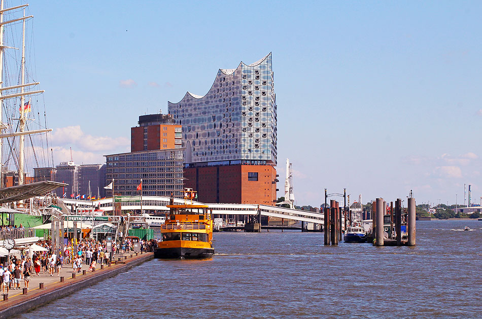 Das HADAG Schiff Altenwerder an den St. Pauli Landungsbr&uuml;cken