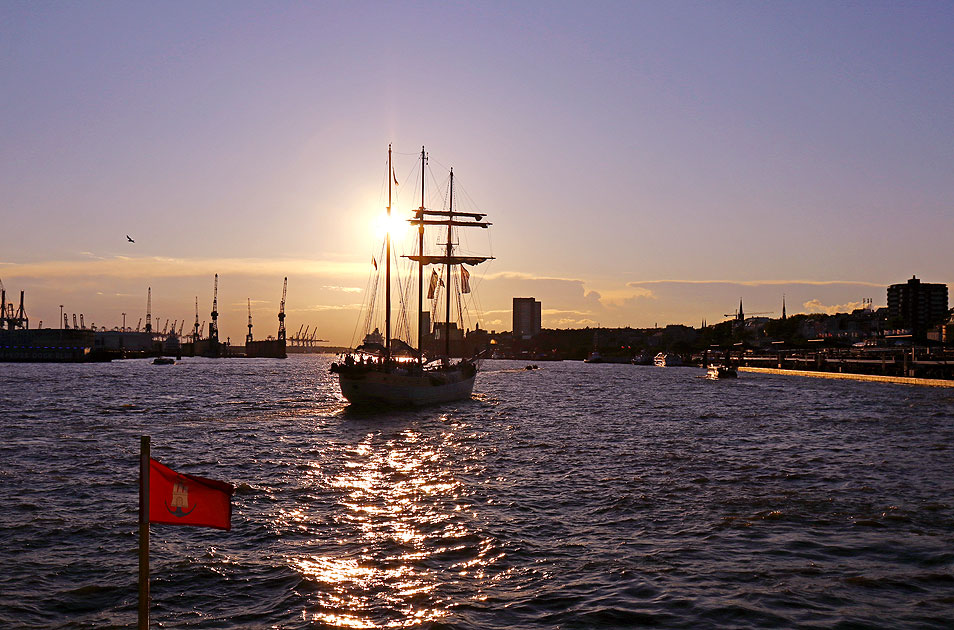Sonnenuntergang an den St. Pauli Landungsbr&uuml;cken in Hamburg