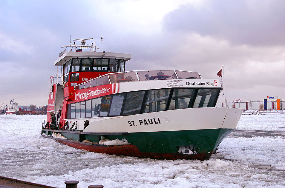 Die HADAG F&auml;hre St. Pauli an den St. Pauli Landungsbr&uuml;cken in Hamburg