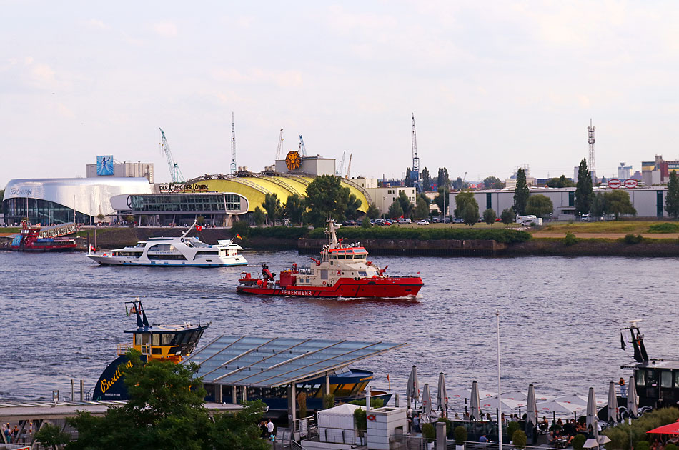 Das Feuerwehrschiff Branddirektor Westphal in Hamburg auf der Elbe