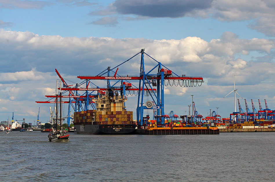 Ein Containerschiff am Terminal Burchardkai