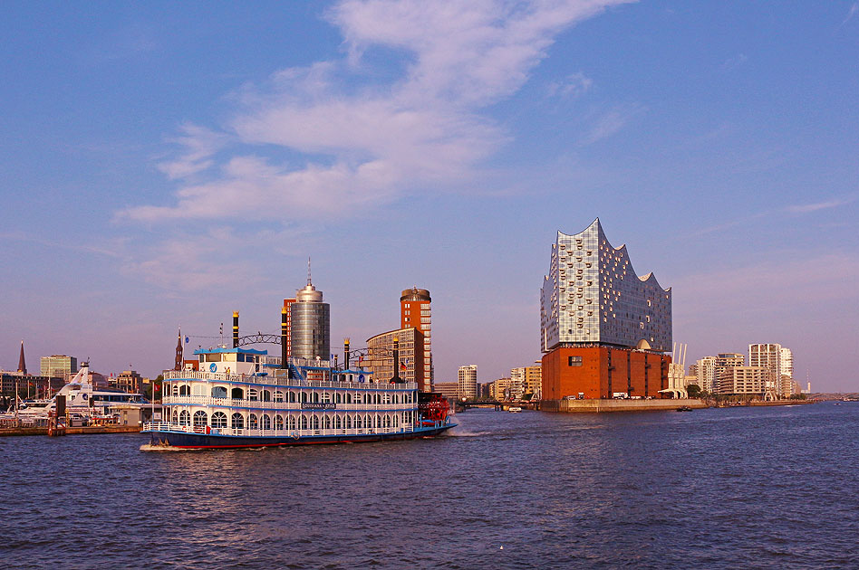 Das Abicht-Schiff Louisiana Star kommt &uuml;ber die Elbe an die St. Pauli Landungsbr&uuml;cken in Hamburg gefahren