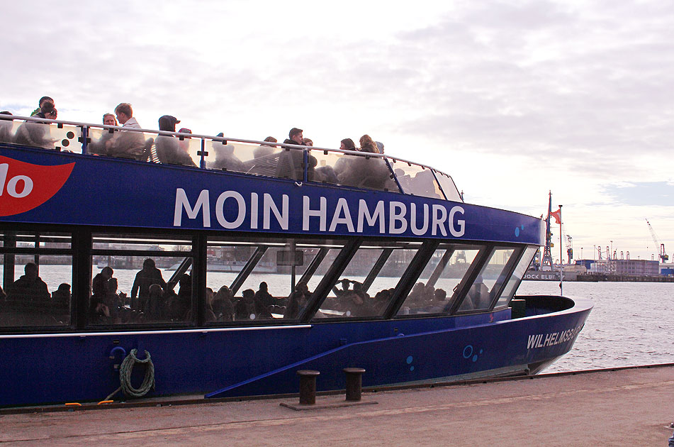 Moin Hamburg am HADAG Schiff Wilhelmsburg