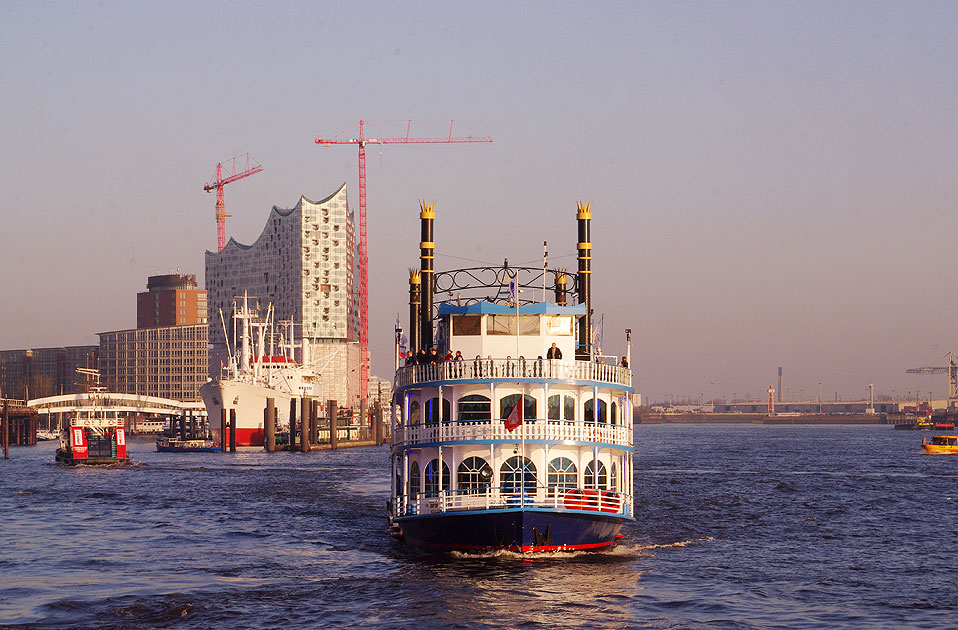 Schiff Louisiana Star mit der Elbhilharmonie und Cap San Diego