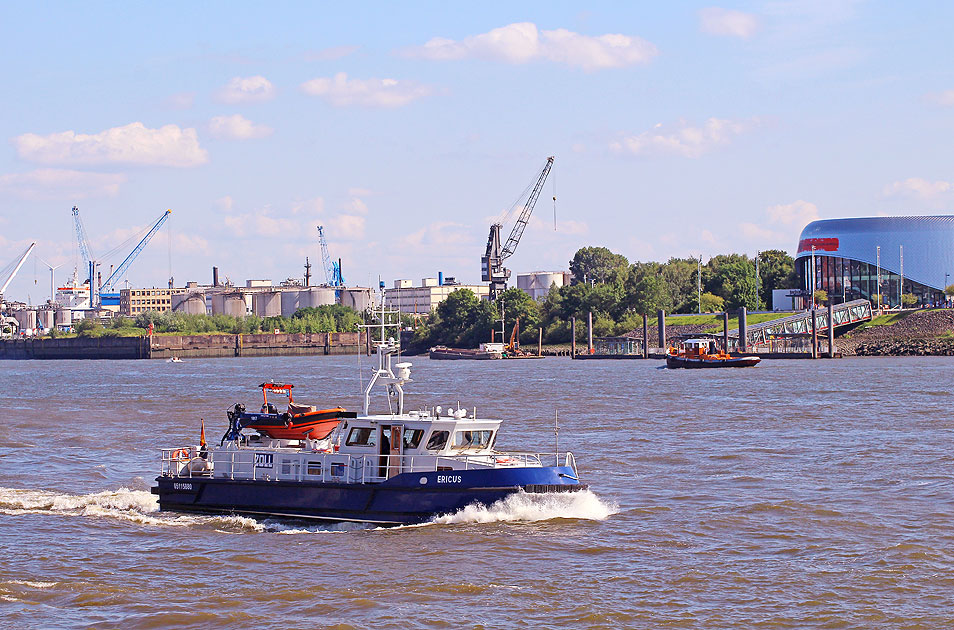 Das Zollboot Ericus auf der Elbe in Hamburg