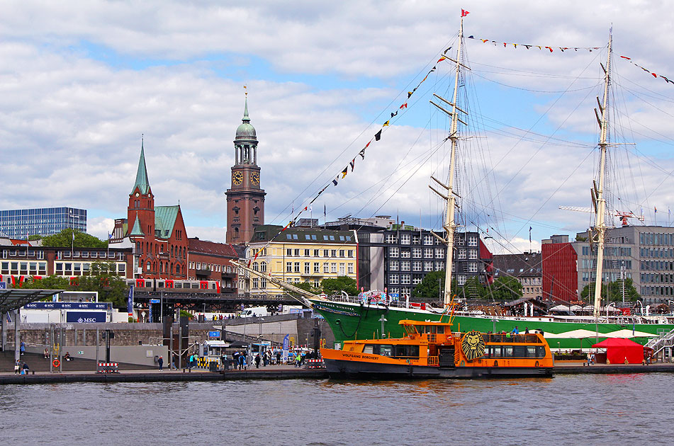 Das HADAG Schiff Wolfgang Borchert in Hamburg