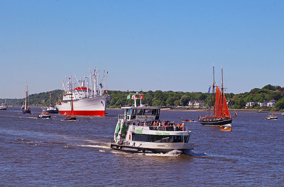 Die HADAG F&auml;hre Harburg in Hamburg auf der  Elbe