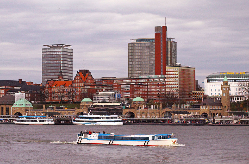 Das Abicht-Schiff Klein Fritzchen vor den St. Pauli Landungsbr&uuml;cken