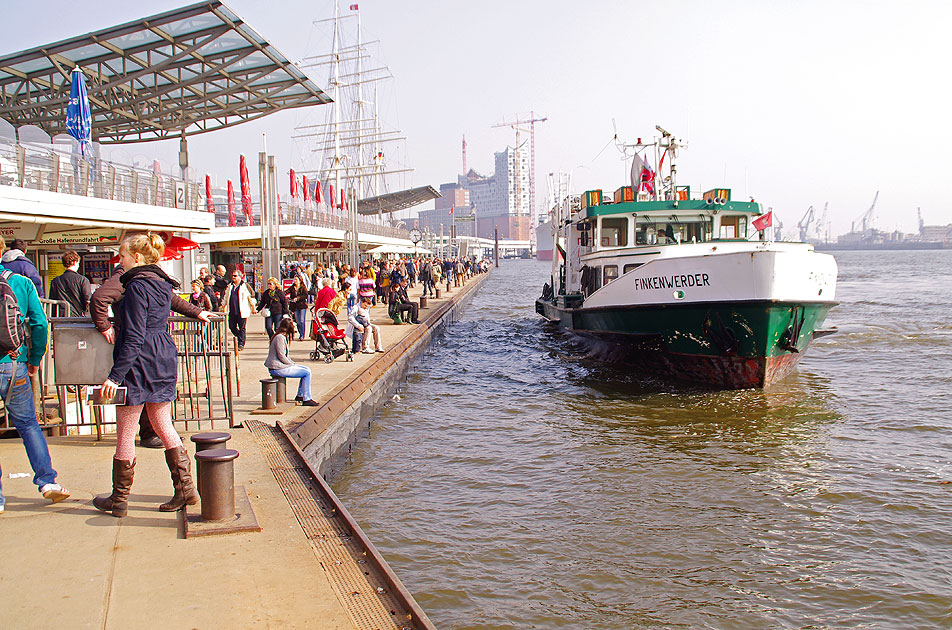 Das HADAG Schiff Finkenwerder an den St. Pauli Landungsbr&uuml;cken in Hamburg
