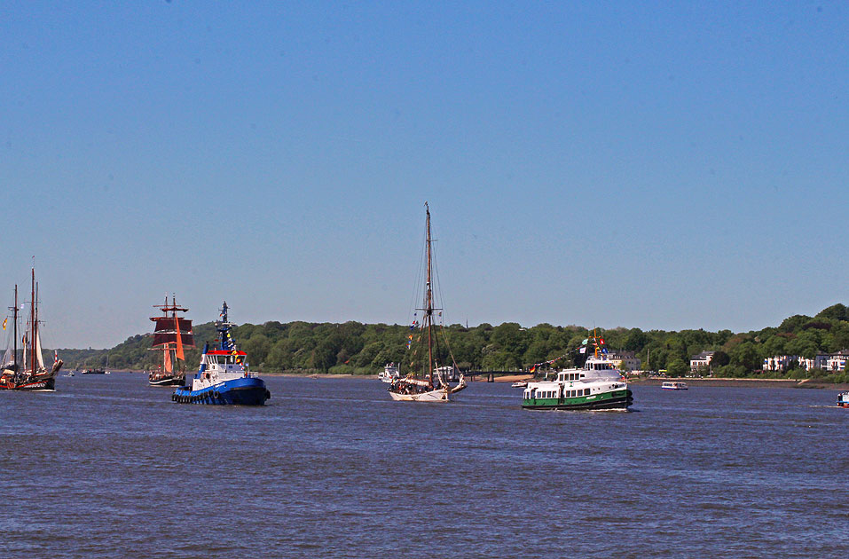 Das HADAG Schiff Kirchdorf in der Einlaufparade zum Hamburger Hafengeburtstag