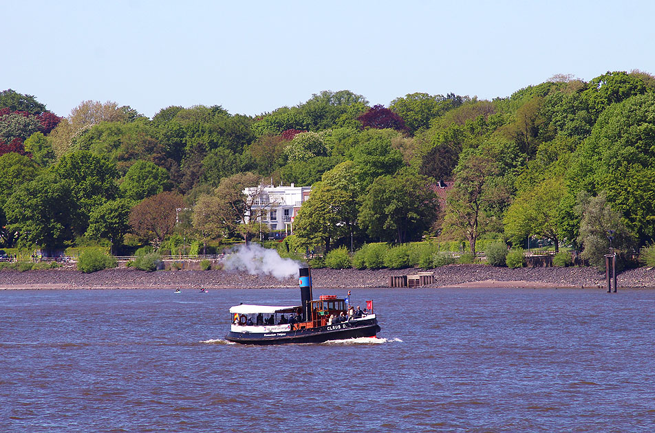 Der Dampfschlepper Claus D. auf der Elbe in Hamburg