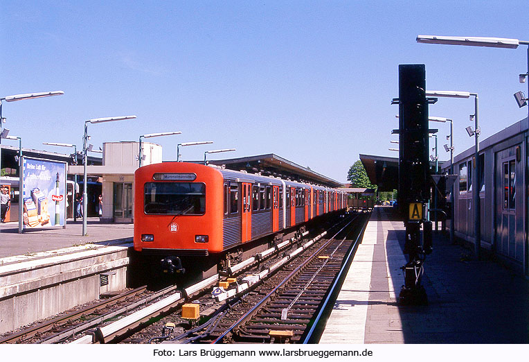 Hochbahn DT2 im Bahnhof Barmbek in Hamburg