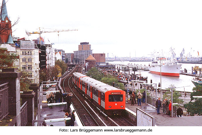 Hochbahn DT 2 an den Landungsbrücken