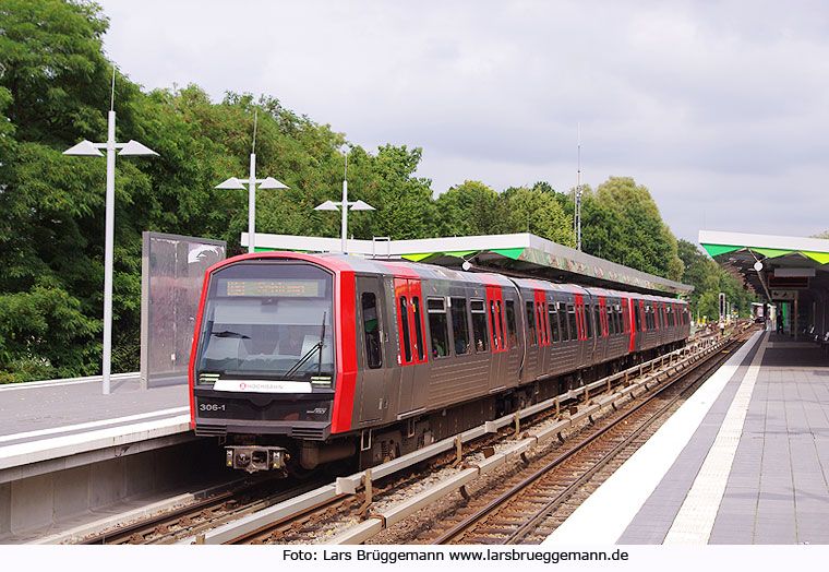 Ein Hochbahn DT5 in der Haltestelle Wandsbek Gartenstadt der U-Bahn