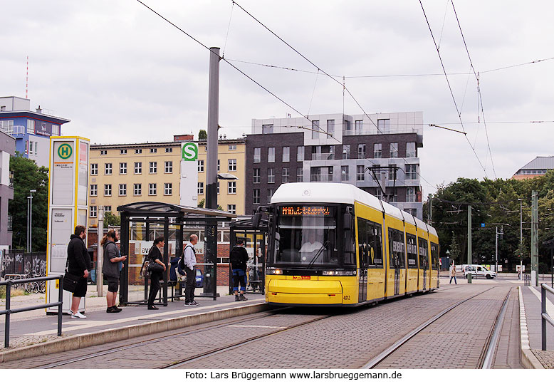 Die Straßenbahn in Berlin an der Haltestelle Nordbahnhof