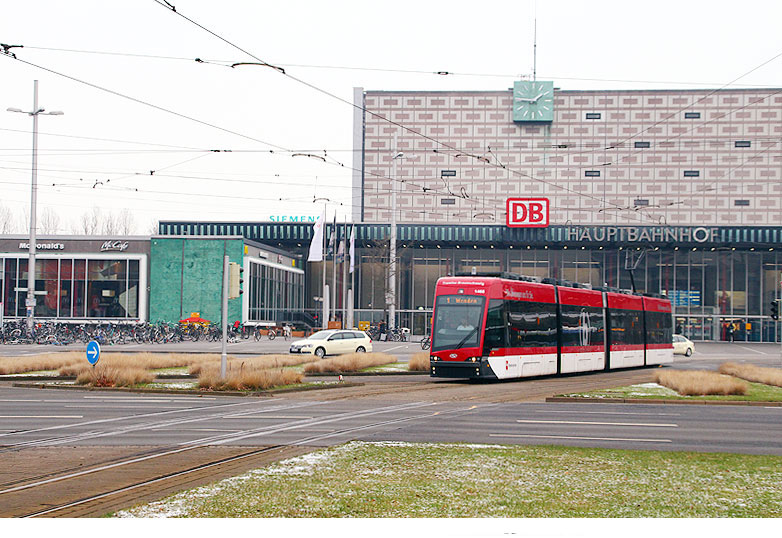 Die Straßenbahn in Braunschweig vor dem Hbf - eine Solaris Straßenbahn vom Typ Tramino