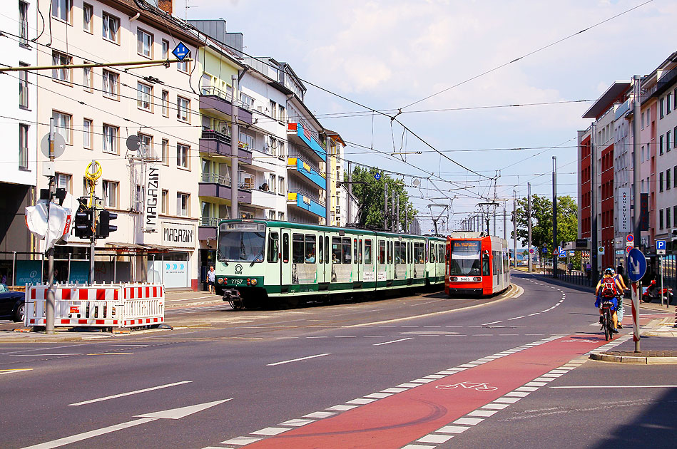Die Stadtbahn und Straßenbahn in Bonn an der Haltestelle Bertha-von-Suttner-Platz