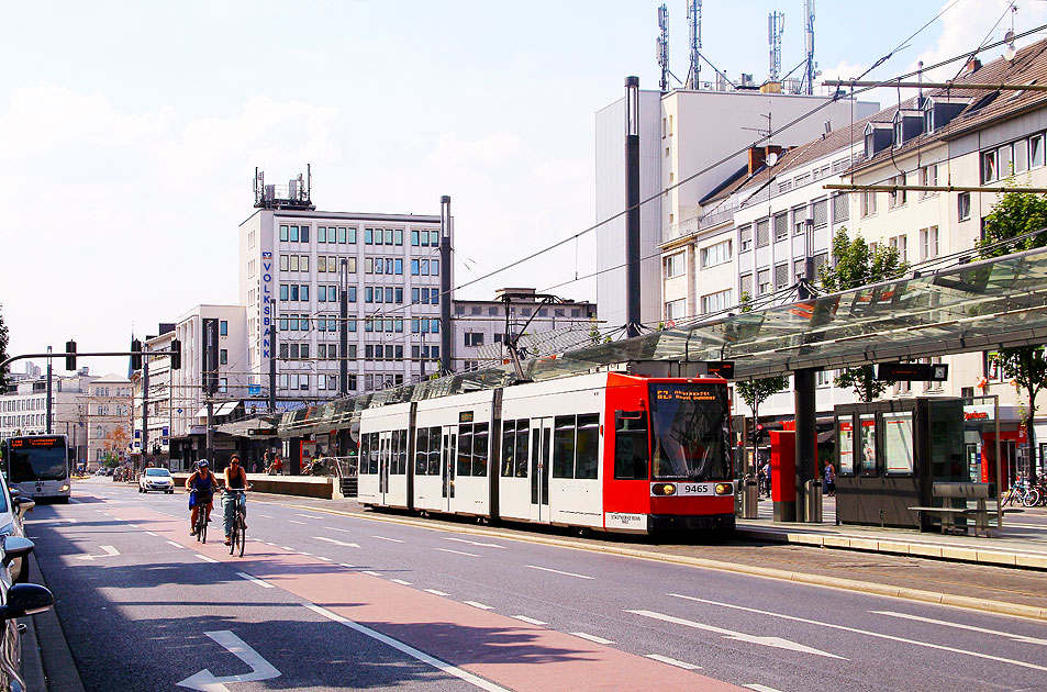Die Straßenbahn in Bonn an der Haltestelle Bertha-von-Suttner-Platz