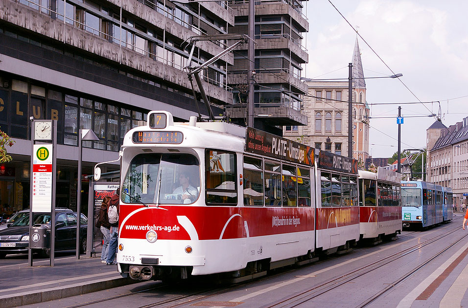 Die Straßenbahn in Braunschweig an der Haltestelle Rathaus