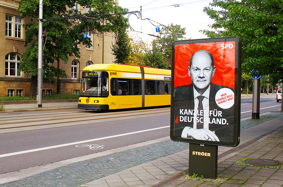 Eine elektrische Straßenbahn in Dresden mit einem Wahlplakat mit Olaf Scholz