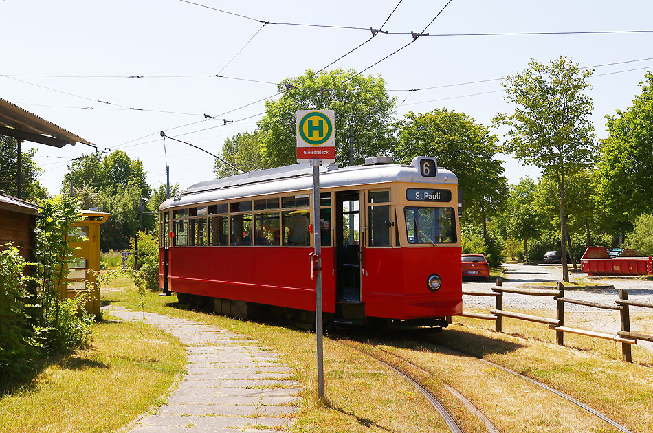 Ein Hamburger Straßenbahnwagen vom Typ V3 am Schönberger Strand an der Haltestelle Gleisdreieck