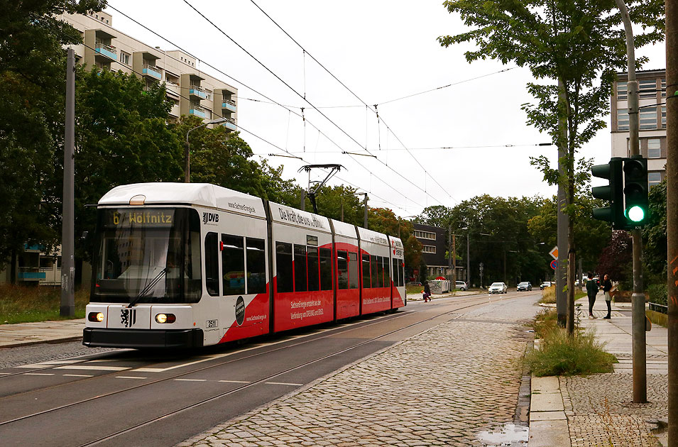 Eine Straßenbahn in Dresden an der Haltestelle Permoserstraße