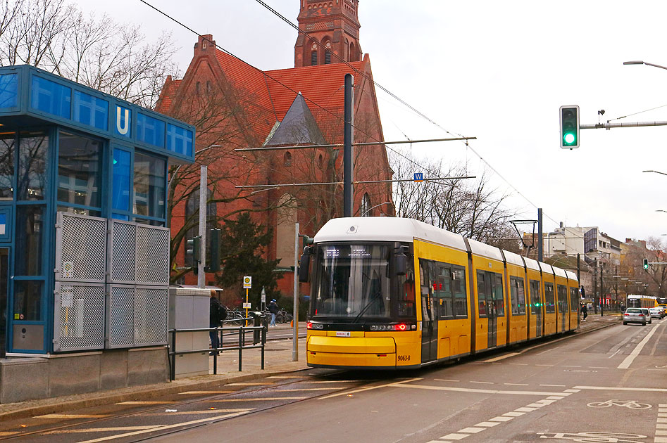 Die Straßenbahn in Westberlin von der BVG an der Haltestelle U-Bahn Bahnhof Turmstraße