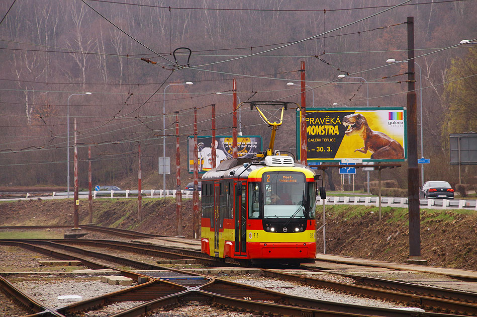 Die Straßenbahn in Most an der Haltestelle Most Nadrazni