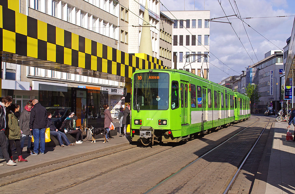 Zwei Üstra Stadtbahnwagen  an der Haltestelle Steintor