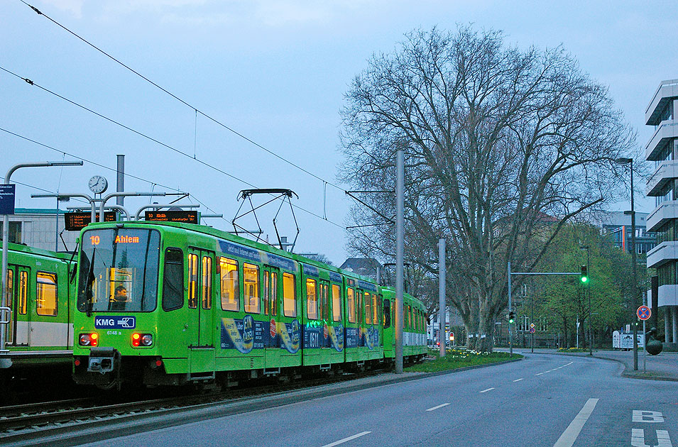 Die Straßenbahn / Stadtbahn in Hannover an der Haltestelle Aegidentorplatz