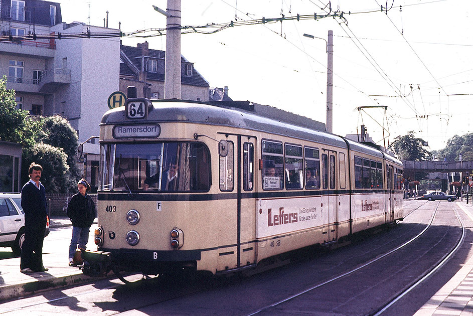 Die Stra&szlig;enbahn in Bonn an der Haltestelle Landgericht