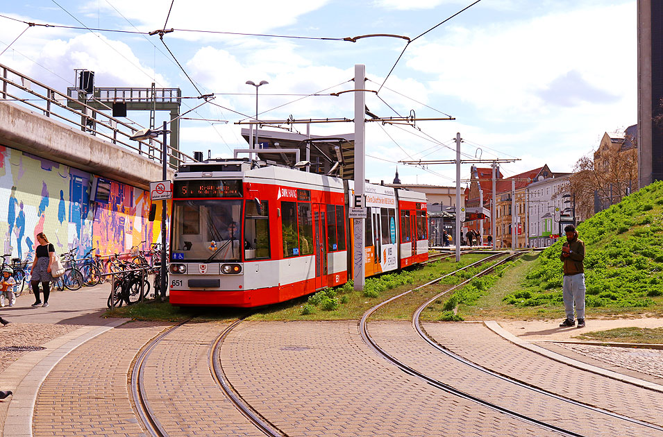Die Stra&szlig;enbahn in Halle an der Haltestelle  Hauptbahnhof