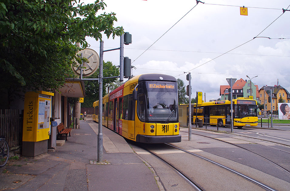 Die Schleife B&uuml;hlau der Stra&szlig;enbahn in Dresden mit einem Solaris-Bus und dem Stra&szlig;enbahn-Wagen 2816