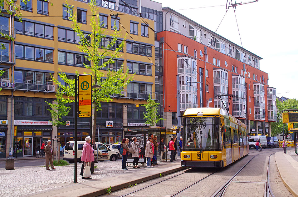 Die Stra&szlig;enbahn in Dresden an der Haltestelle Fetscherplatz