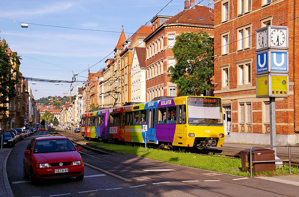 Die Stra&szlig;enbahn in Stuttgart an der Haltestelle Schreiberstra&szlig;e