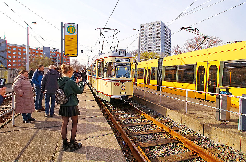 Ein Gro&szlig;raumwagen der Stra&szlig;enbahn in Dresden an derHaltestelle W&ouml;lfnitz