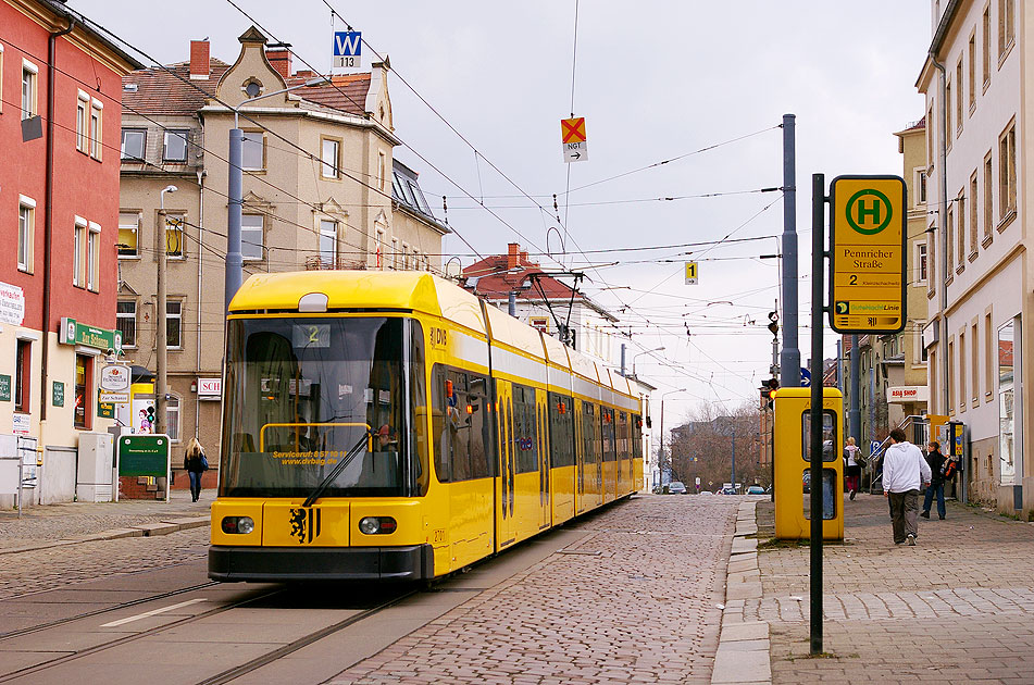Die Stra&szlig;enbahn in Dresden an der Haltestelle Pennricher Stra&szlig;e