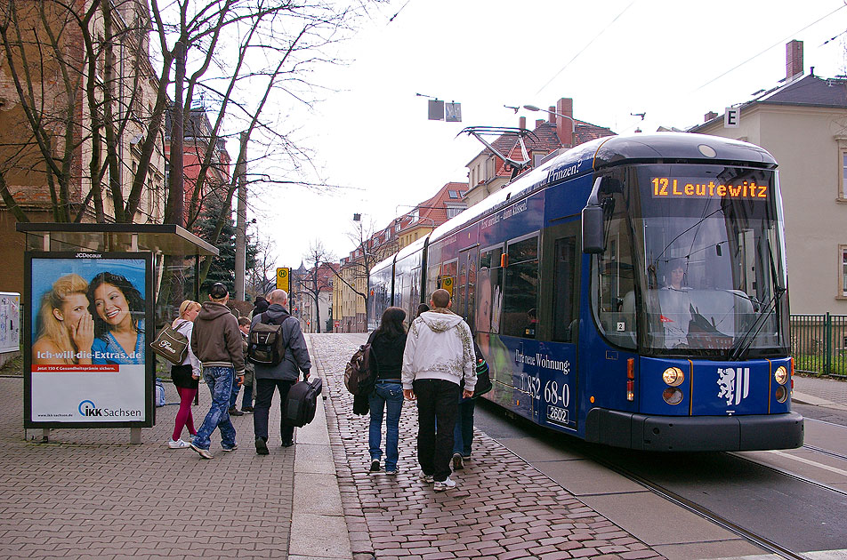 Die Stra&szlig;enbahn in Dresden an der Haltestelle Pennricher Stra&szlig;e