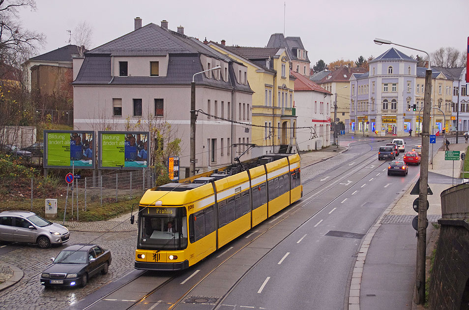 Die Stra&szlig;enbahn in Dresden an der Haltestelle Cossebauder Stra&szlig;e