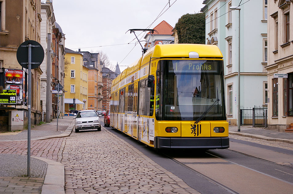 Die Stra&szlig;enbahn in Dresden an der Haltestelle Cossebauder Stra&szlig;e