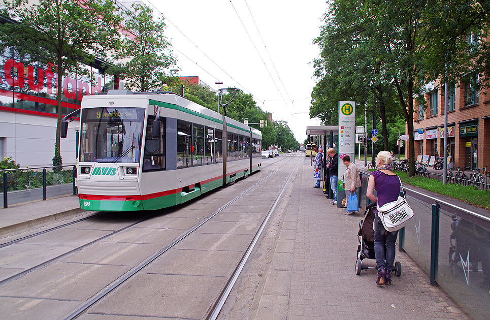 Die Haltestelle Mittagstra&szlig;e der Stra&szlig;enbahn in Magdeburg