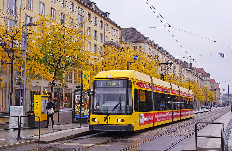 Die Stra&szlig;enbahn in Dresden an der Haltestelle Pirnaischer Platz