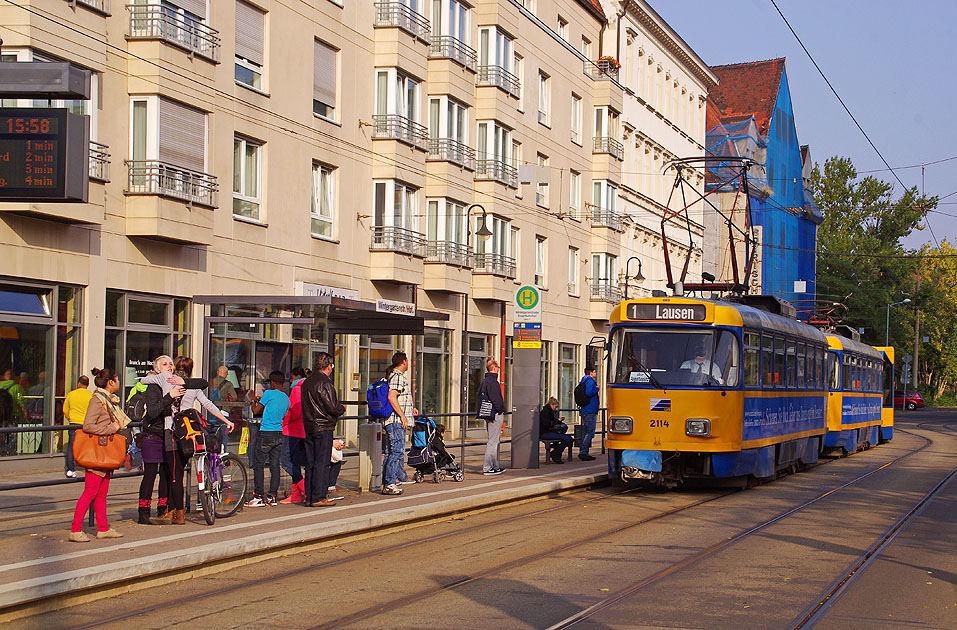 Die Stra&szlig;enbahn in Leipzig an der Haltestelle Wintergartenstra&szlig;e / Hbf