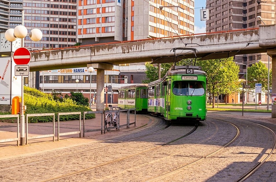 Die Stra&szlig;enbahn in Hannover an der Haltestelle Am K&uuml;chengarten
