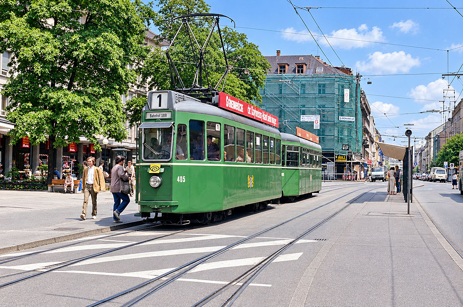 Die Stra&szlig;enbahn in Basel ein Schweizer Standardwagen vom Typ Be 4/4 - an der Haltestelle Claraplatz - Tram - Tr&auml;mli