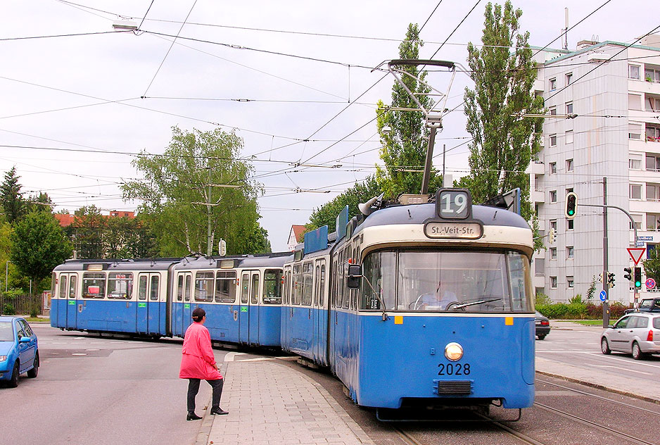 Die Stra&szlig;enbahn in M&uuml;nchen an der Haltestelle Kreillerstra&szlig;e - P-Wagen P3